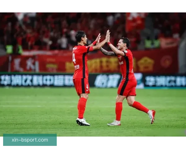 索尔洛特精彩推射破门为球队锁定胜局庆祝时刻